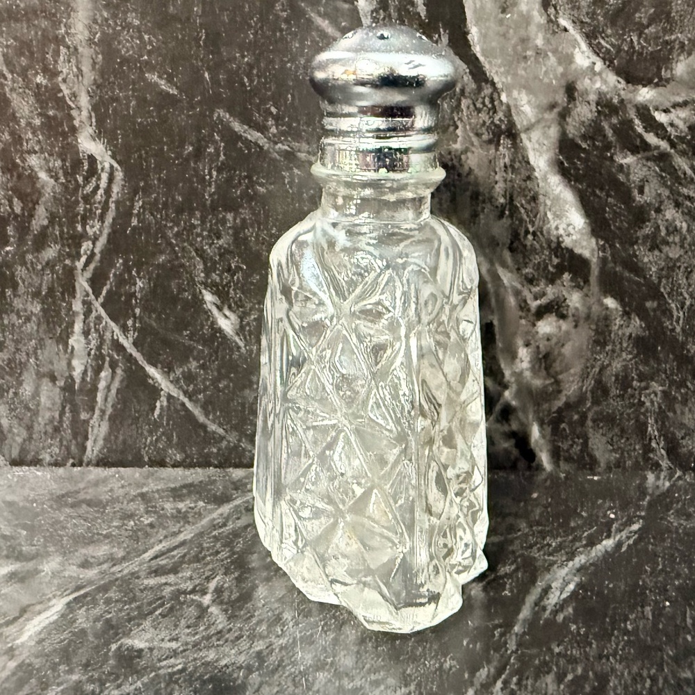 Small Salt & Pepper Shakers - Picture 7 of 16
